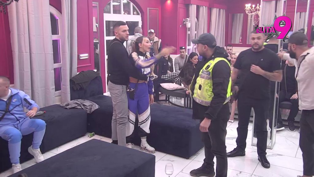 Karambol u Eliti: Aneli i Anita brutalno zaratile zbog Luke, on se umešao i nastao neviđeni haos zbog prozivki! (VIDEO)