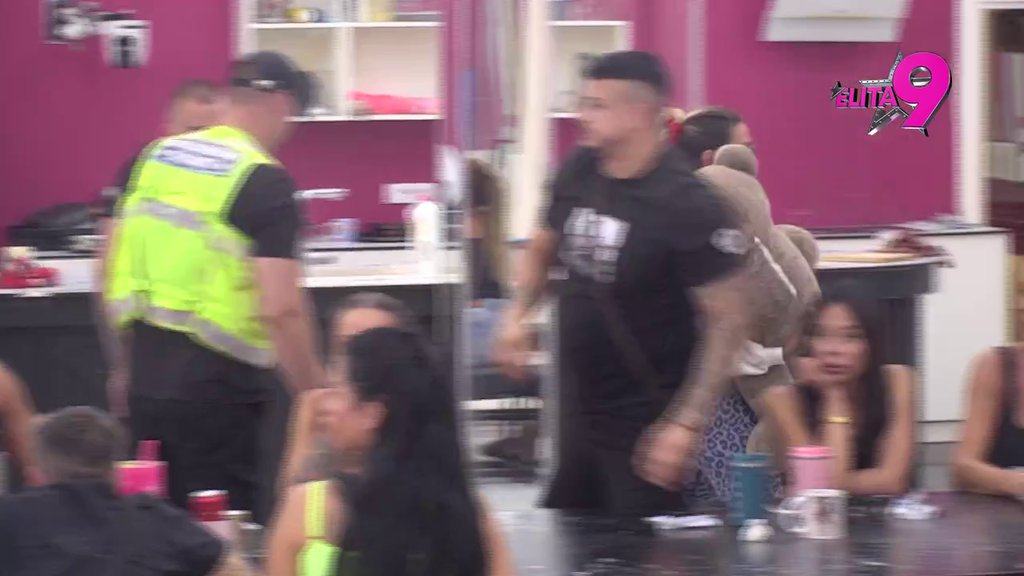 Haos: Obezbeđenje uletelo u Belu kuću zbog sukoba Aneli i Jovane pevačice (VIDEO)