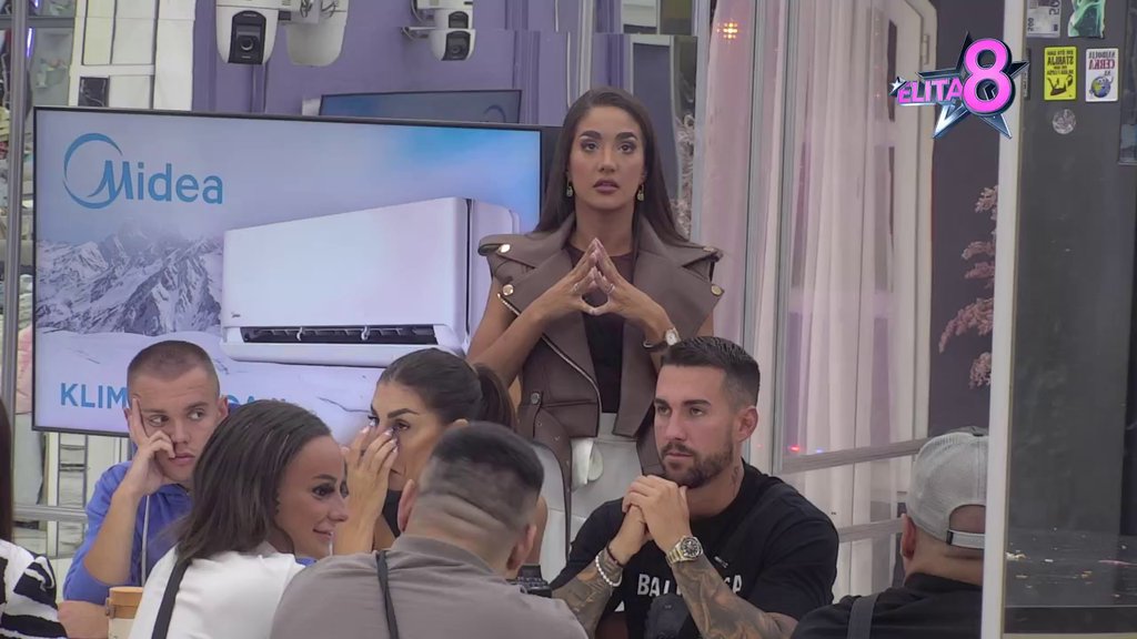 Zamenio je kraljicu za DVORSKU LUDU: Anđela urnisala Luku, a onda je Sofija otkrila da je PONOSNA na Sandru jer nije bila TREĆA u odnosu (VIDEO)