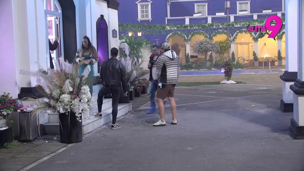 Pokušao da je opravda: Asmin tvrdi da nije pipao Teodorinu zadnjicu iako su svi videli da jeste (VIDEO)