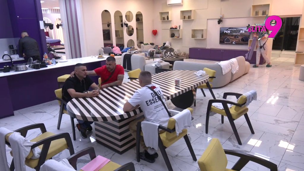 Gledaju se kao dva neprijatelja: Asmin shvatio da nema ništa od Teodore i Filipa, odmah preneo Bebici saznanja (VIDEO)