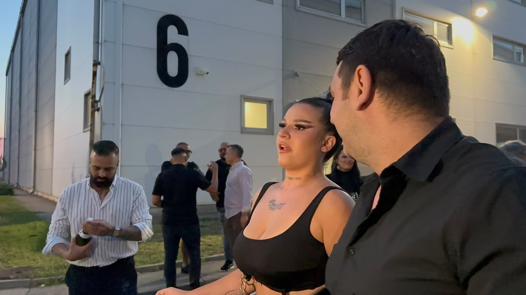 Ne mogu da izađem iz zemlje četiri godine! Sandra Todić u dugovima do guše, sa čašom u ruci otkrila kad okreće novi list i prestaje da pije! (VIDEO)