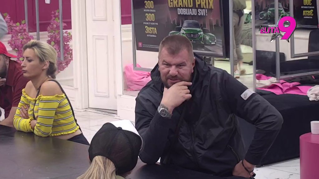 Novo poniženje za Luku Vujovića: Aneli ne skida osmeh s lica dok Janjuša ubeđuje da voli svog verenika! (VIDEO)