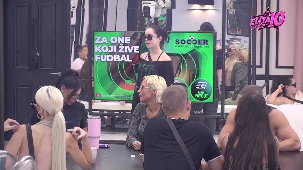 UROTILI SE PROTIV NJEGA! Nemanja na stubu srama: Cimeri ga gađali uvredama, pa mu sve sasuli u lice! (VIDEO)