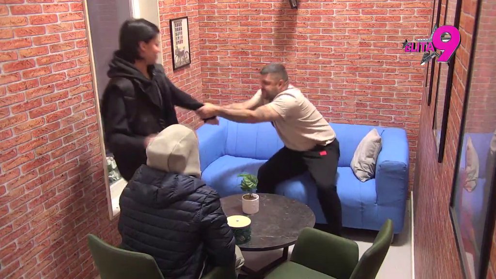 Napravio ih ludima očas posla: Alibaba totalno promenio ploču i sklonio temu sa njega i Mine, pa odlučio da zajedno s Dačom tonu u propast do kraja! (VIDEO)