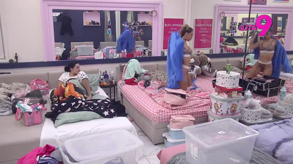 Skinula se Aneli Ahmić! Svojim oblinama zadala domaći zadatak cimerkama, pogledajte kakvo telo lavica ima! (VIDEO)