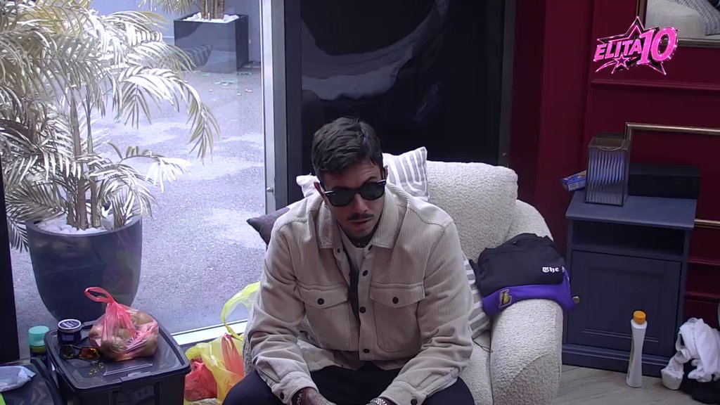 Napravila mu ringišpil u glavi: Aneli rešila da Đukića zakuca za dno, vrti mu mozak kao burgijom! (VIDEO)