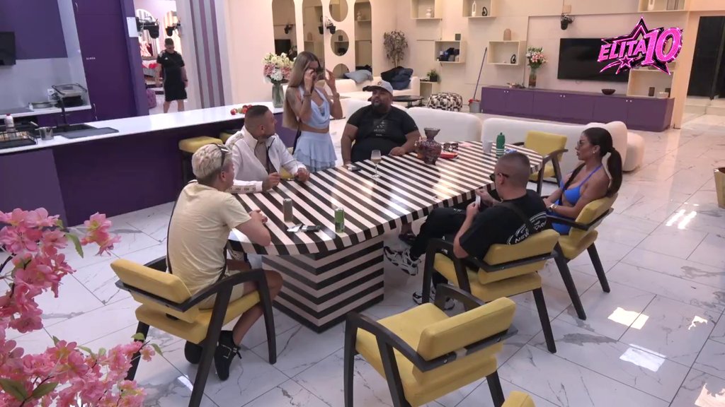 Više je krivila mene, nego Đukića: Aneli osula žestok rafal po Lauri, pa progovorila o svojim emocijama o Caru: Ne mogu da se odvojim od njega, a volela bih to! (VIDEO)
