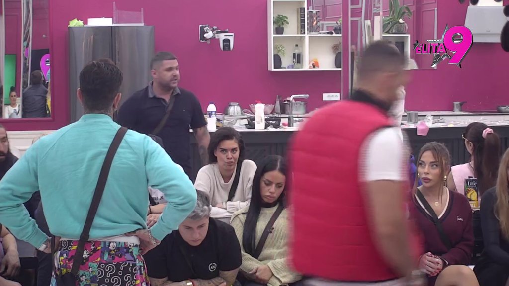 TI SI MONSTRUM: Asmin osuo drvlje i kamenje po Teodori, pa istakao da je Filip zaobilazi u širokom luku od momenta kada je dobio šta želi! (VIDEO)