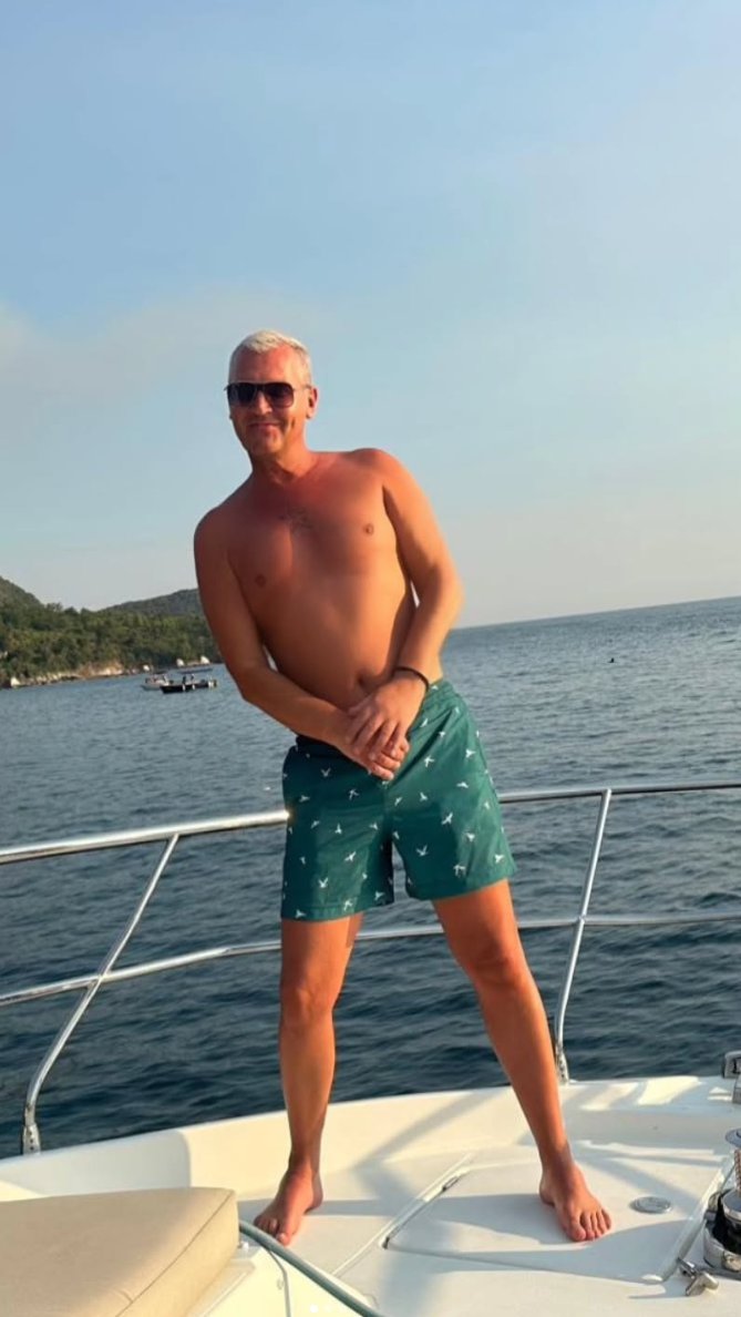 VODITELJ ELITE POZIRA NA JAHTI: Milan Milošević uživa na crnogorskom primorju, evo gde se baškari (FOTO)