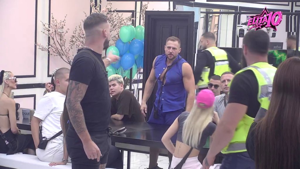 HAOS KAKAV SE NE PAMTI! Mahir preskočio sto da dohvati Osmakčića, obezbeđenje ga uvhatilo (VIDEO)