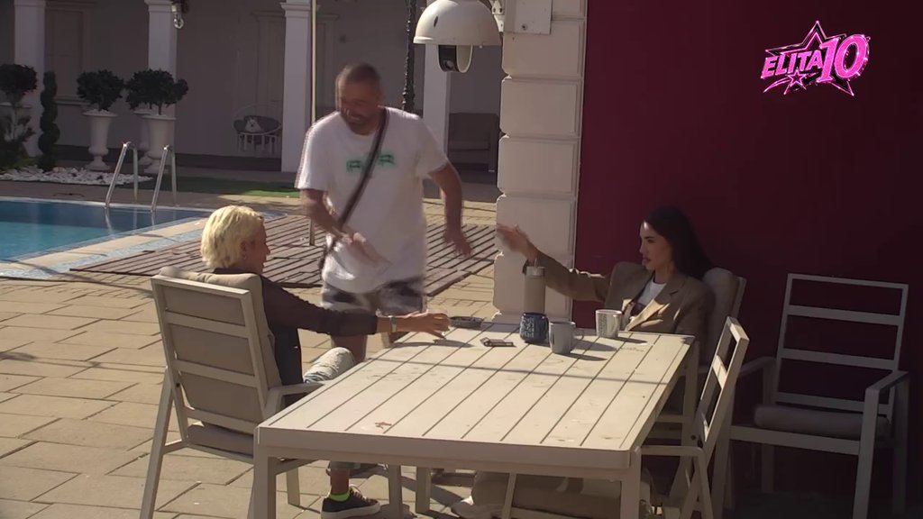 Gledam tebe, vidim tvoje grudi! Anđela počela da sprda Jasenku, pa joj tražila imovinsku kartu (VIDEO)