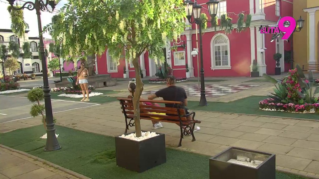 POPIO KORPU: Terza pokušao da šarmira Minu, usledio hladan tuš! (VIDEO)