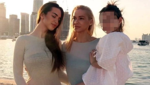 Novosadska barbika odvela ćerke u Dubai: Nataša pozirala sa ćerkama i sa Hanom uparila haljinu, a mala Katja ih drži za ruku (FOTO)