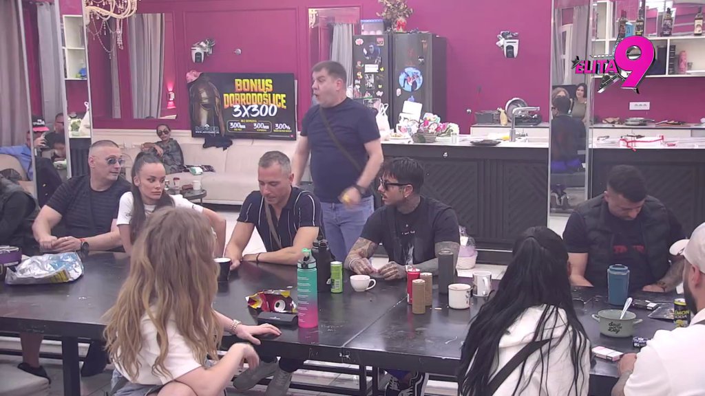 Moja aura je najjača: Đukić ponosan jer je postao glavan krpa u Beloj kući, neprestano presipa iz šupljeg u prazno! Aneli svojim izlaganjem šokirala sve! (VIDEO)