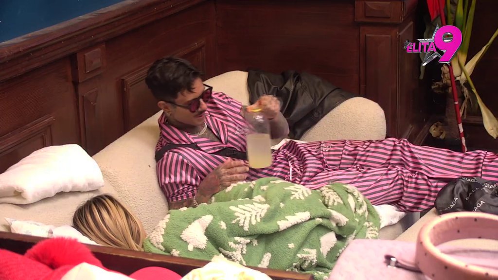 Palo i maženje! Đukiću ruka završila ispod Anelinog pokrivača, ona mu uvela RESTRIKCIJE: Pij tu limunadu, nema alkohola (VIDEO)