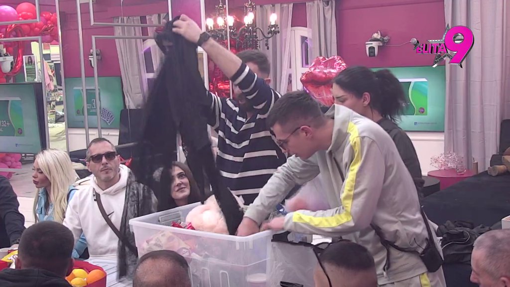 Ne sme ništa da joj promakne: Inspektorka Aneli doletela da pregleda poklone Hane i Nerija! (VIDEO)