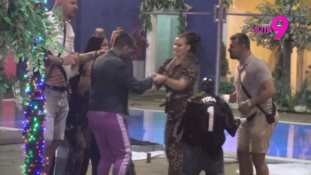 UJEDINILI SE ZBOG NAGRADE: Učesnici napravili spektakl uz svetski hit, Toša vidno nezadovoljan ishodom!  (VIDEO)