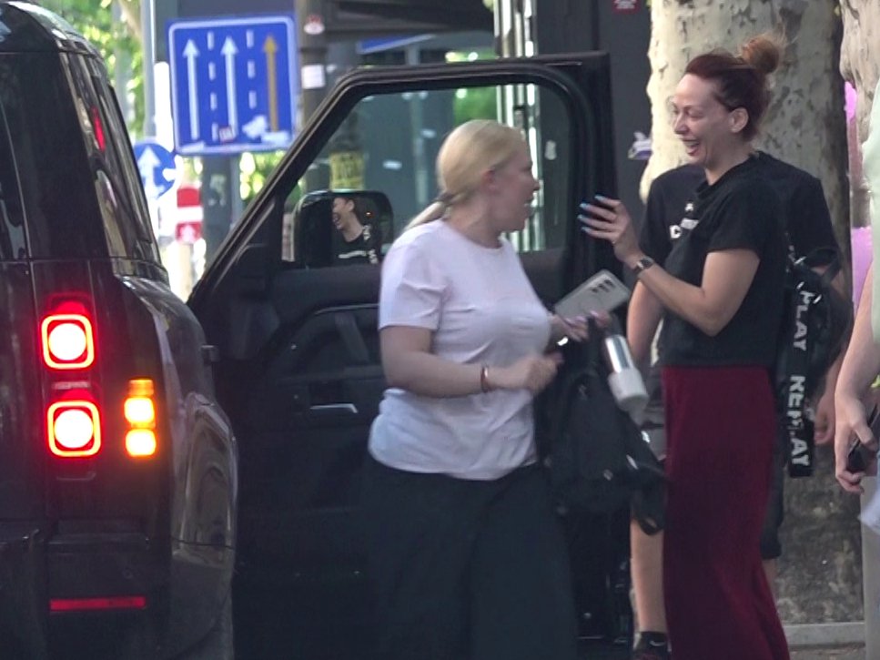 PAPARACO! Milica Todorović ne mari za višak kilograma nakon porođaja: Pevačica uhvaćena kako uživa u burgerima i pomfritu, a evo kako sad izgleda