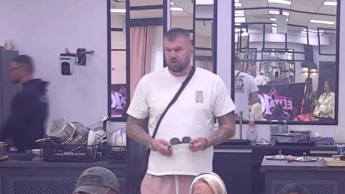 Janjušu nije samo Mateja glavobolja! Oglasio se o poklonima drugog muškarca: Cveće može samo od mene da dobije, nije mi normalno da joj on šalje poklone (VIDEO)