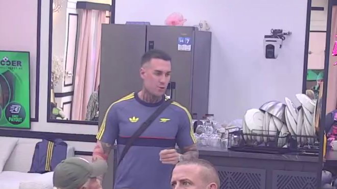 ON JE NJEN FIFI! Ovo joj je prilika da bude najveća zvezda posle Maje:  Dačo kao i uvek bez dlake na jeziku!