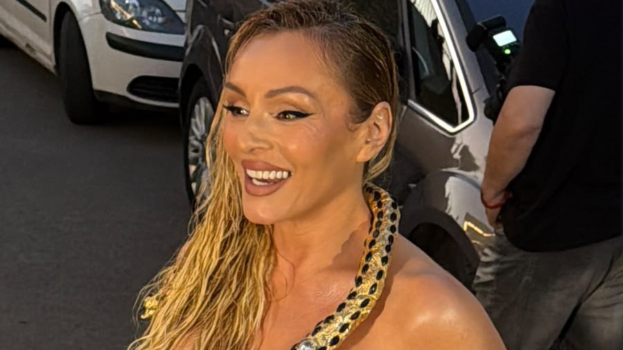 ANABELA KAO SVETSKA ZVEZDA: Došla na koncert devedesetih sa ZMIJOM oko vrata, pa spomenula Đoleta i Vesnu Đogani (FOTO+VIDEO)