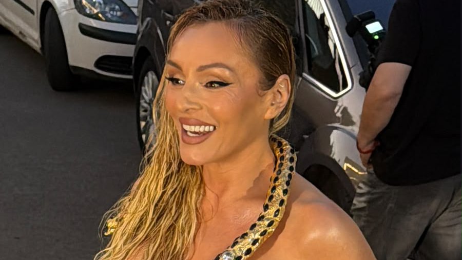 NAJZGODNIJA BAKA NA ESTRADI! Anabela Atijas u mini žutoj haljini istakla zategnute noge, nikad bolje nije izgledala! (FOTO)