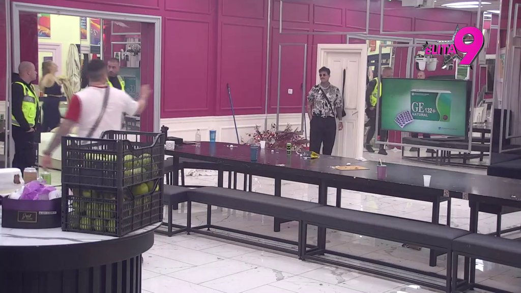 Šok postupak! Bebica ponovo ne vidi u Teodori krivca, gurnuo Đukića ramenom namerno u prolazu (VIDEO)