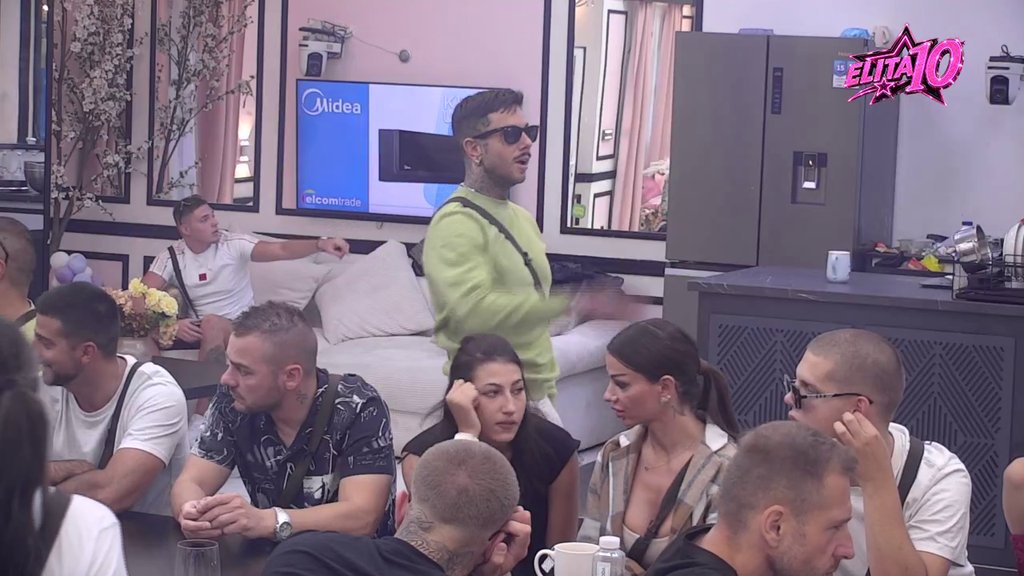 Klan Stefanovića ga je poslala na moju kašiku: Sanja udarila po Markovoj porodici, pa iznela nove JEZIVE detalje: Skakao mi je po haubi, imam tragove PESNICA (VIDEO)