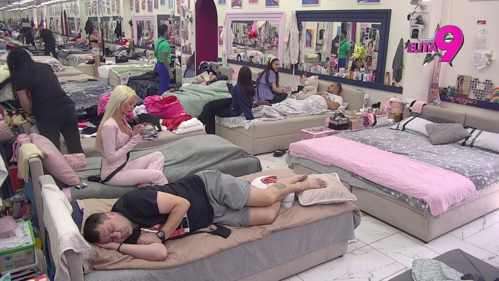 Leti perje! Bukti rat između Boginje i Anastasije, pljušte najteže uvrede i pretnje (VIDEO)