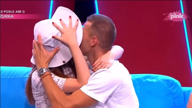 BOŽA DŽONS ŠOKIRAO NACIJU: Vrelim poljupcem sa Viktorijom se oprao od etikete homose*sualca i Elenu bacio u zaborav: EVO KAKO JE SVE IZGLEDALO (FOTO)