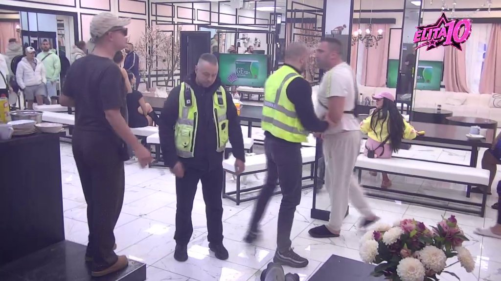 Doživeo pomračenje: Mirko krenuo i na Karla, izvređao ga kao nikog do sad! (VIDEO)