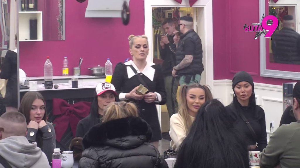 Kao da je došla u crkvu da moli za oproštaj, a ne da deli budžete: Jovana advokatica nema kome se nije ušlihtala, Sofija se upisala na listu! (VIDEO)