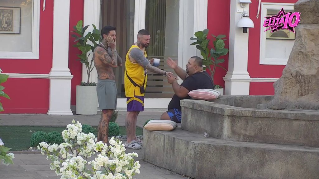 Imao je pune ruke posla: Učesnici se zaređali da im Đole Kralj gleda u dlan, pa saznali ono čega su se najmanje nadali! (VIDEO)