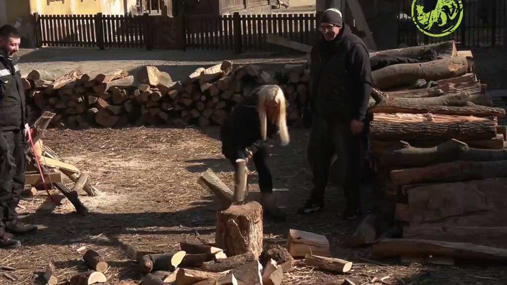 Inspektorka Lili pokazala muškarcima šta znači SNAGA! Cepa drva brže nego što je nekada pisala kazne (VIDEO)