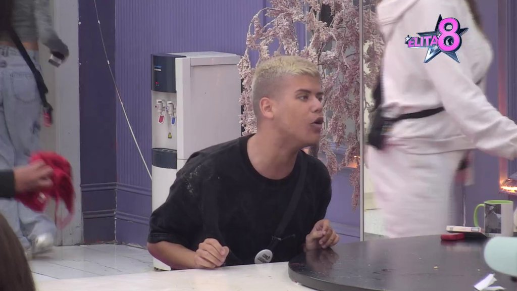 KARAMBOL: Luki pukao film, Uroša ispolivao kafom! Pljušte teške uvrede (VIDEO)