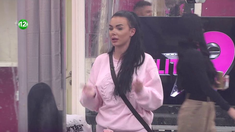 OBEZBEĐENJE NAPRAVILO ŽIVI ZID U BELOJ KUĆI! Apolon sa Zvezdare patosirao Anitu pred Lukom, izbio HAOS: Tvoja devojka me je dve godine molila... (VIDEO)