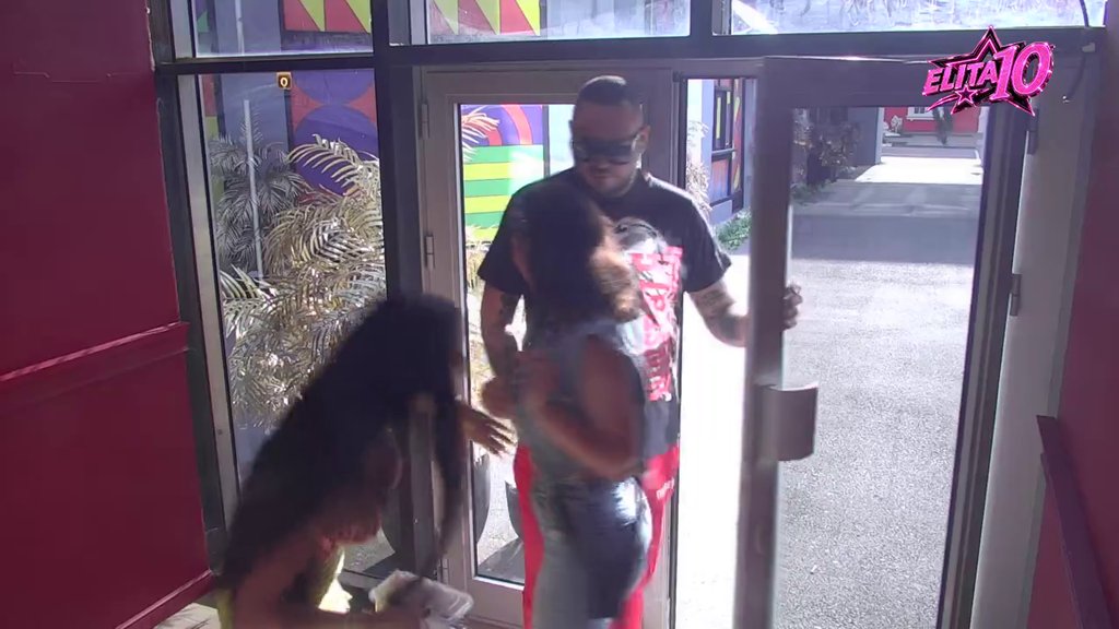Rivalstvo već počeo: Laura i Aneli se dugo mirisale, već počele da ljubomorišu jedna na drugu! (VIDEO)