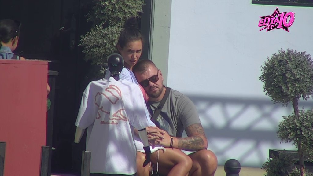 Prešao sa reči na dela! Janjuš IZLJUBIO Lauru PO GRUDIMA, ona se nije bunila! Ljubav puca (VIDEO)