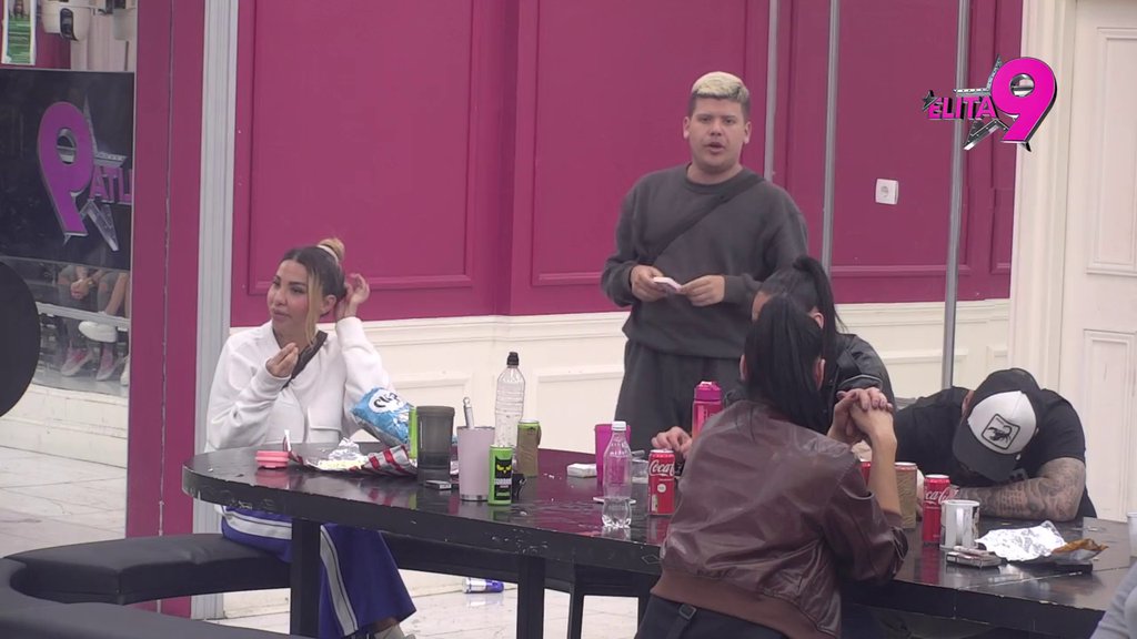 ON SAM VREĐAO ĆERKU, PA SE POZIVA NA NJU: Aneli i Stanija zgrožene Asminovim ponašanjem i pravdanjem Maji, Mića provalio njegovu igru: Kada mu odgovara napada, a kada ne...  (VIDEO)
