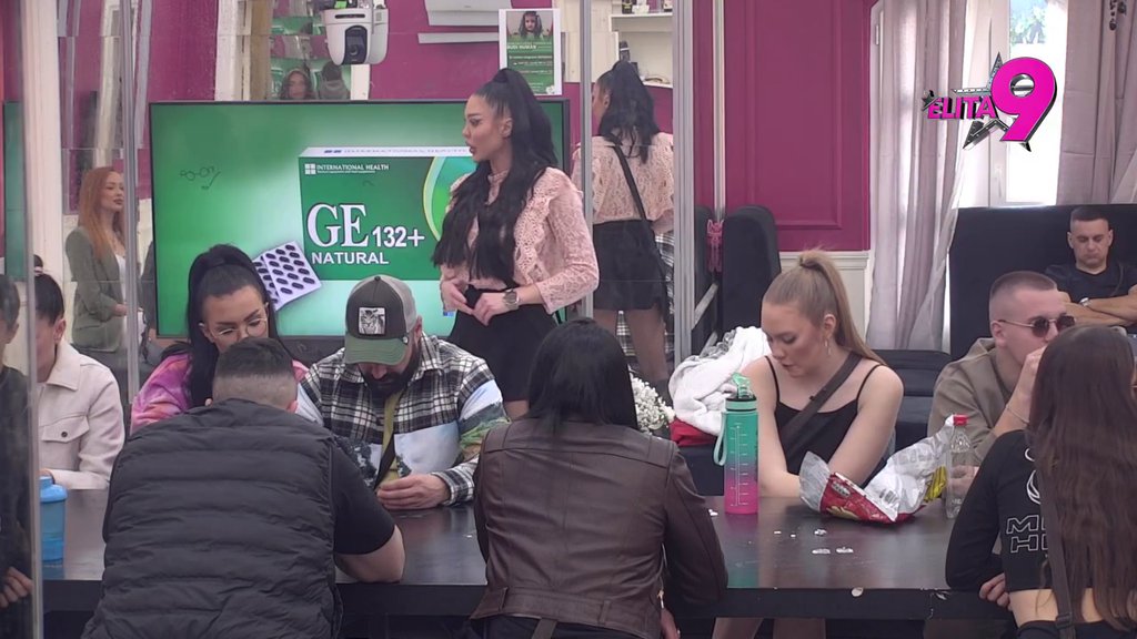 LAŽEŠ, LAŽEŠ! Učesnici urnišu Maju, tvrdi da nikog posebno nije GANJALA PO KAZINU u bademantilu! (VIDEO)