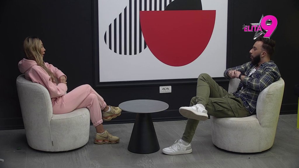 To je naša pesma, posprdao se sa njom:  Aneli najstrašnije unakazila Anitu, pa bez dlake na jeziku oplela po Lukinoj mami Biljani (VIDOE)