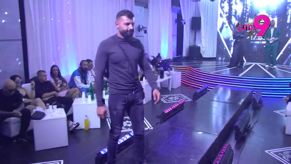 Sve puca od mišica: Devojke ne trepću dok gledaju zgodno telo Viktora Gagića! (VIDEO)