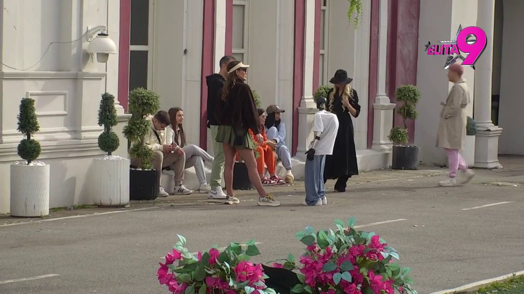 Baba grmi: Toša odlepio na Kačavendu u kupaćem, raspametila ga u šestoj deceniji! (VIDEO)