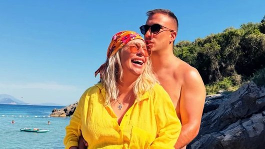 DEU ĐURĐEVIĆ GRLI MUŽ I DRŽI JE ZA TRUDNIČKI STOMAK! Evo ko je Lazar sa kojim čeka ćerku i čime se bavi: Prve porodične slike sa mora raznežile sve