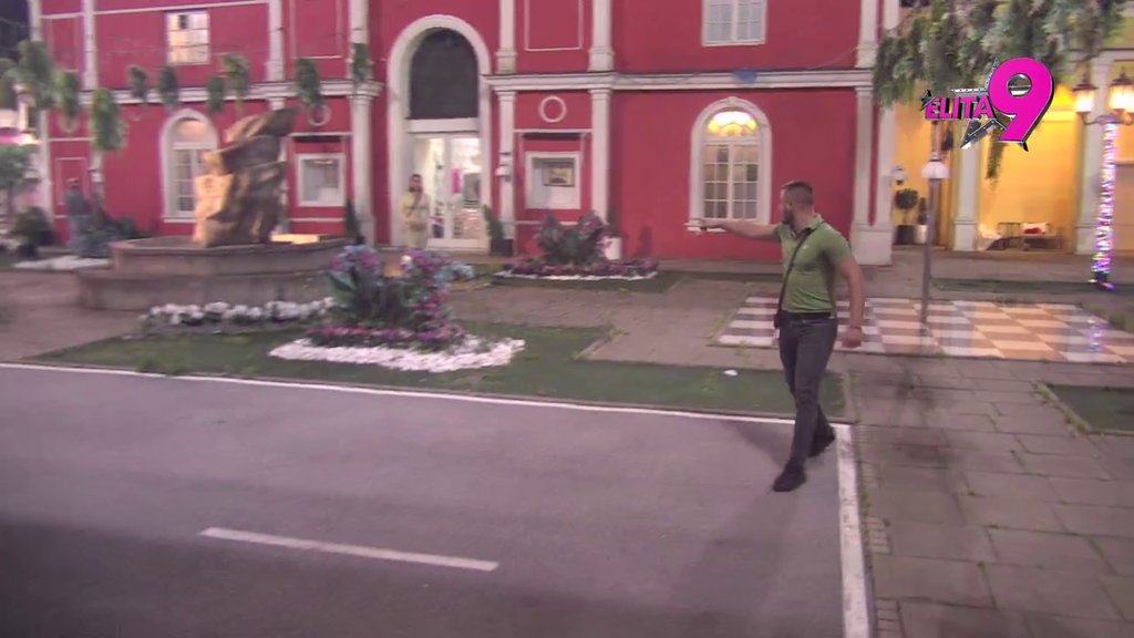 DOŽIVEO NOVO POMRAČENJE: Viktor kipti jer mu je Mina napravila novi roler koster, Luka i Mića ga teše: Problem je što ne možeš da se odvojiš od nje! (VIDEO)