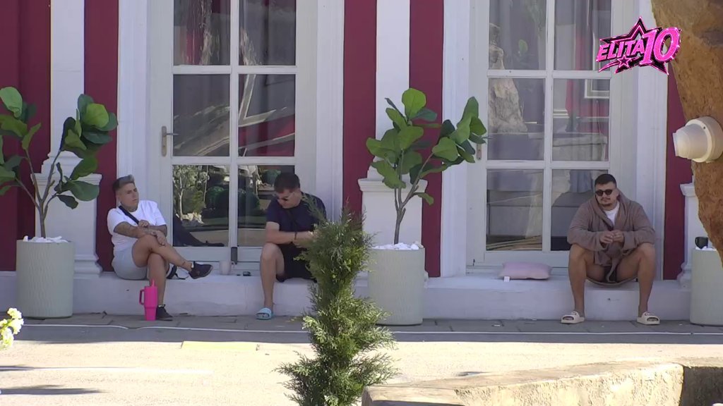 Želi da bude u društvu poznatih: Matora ne može očima da gleda Poršelinu, žestoko je napljuvala! (VIDEO)