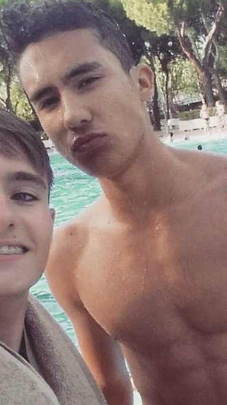 RANI RADOVI MURATA ASLYGUZINA! Isplivale njegove slike iz mladosti, izvajano telo u prvom planu! Da li biste ga prepoznali?! (FOTO)