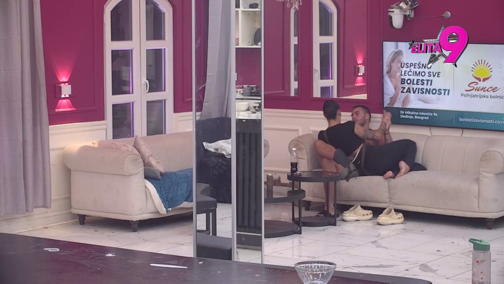 JEDEŠ KAO PROVALJENA: Viktor stavio do znanja Mini da previše puta u toku dana jede, pa joj natrljao na nos da je teška za održavanje! (VIDEO)