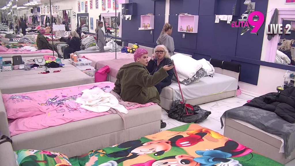 Za deset piva prodaješ pi*ku: Uroš isteruje lažnu pravdu, iskoristio priliku da isponižava Aneli (VIDEO)